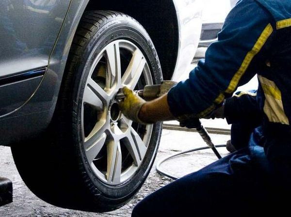 Come smontare e cambiare una ruota di scorta