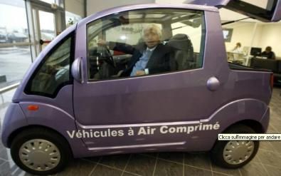 L'ingegnere Guy Negre accanto alla "sua" auto ad aria compressa....