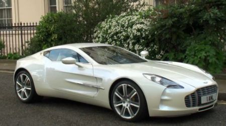 Aston Martin One-77 per le vie di Londra