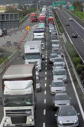 Restare intrappolati a causa di un ingorgo, senza essere preavvisati, giustifica un risarcimento da parte dell'ente che detiene quel tratto autostradale