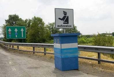 Una postazione dell'Autovelox, le possibilità che intercetti auto di proprietà degli stessi  Enti preposti alla sicurezza stradale non è per niente raa