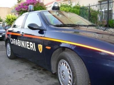 Simula con i Carabinieri una rapina e un sequestro di persona per non confessare un sisnistro con l'auto