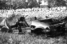 Il relitto di un'auto dopo un furto, che rappresenta una piaga per gli automobilisti