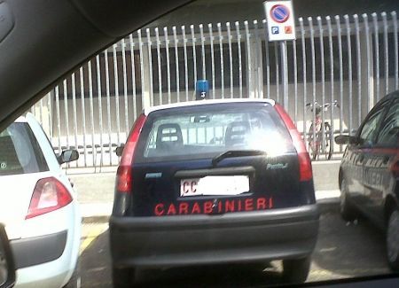 Due auto dei Carabinieri in sosta vietata