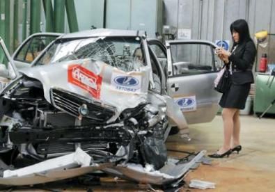 Una Geely distrutta dopo un crash test