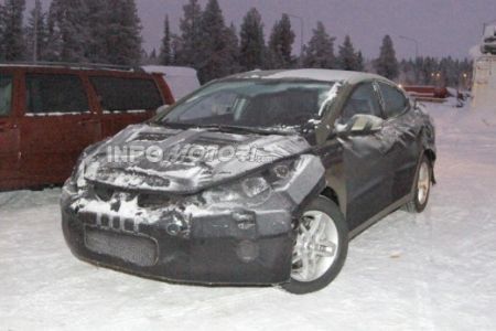 Hyundai Elantra hybrid foto spia