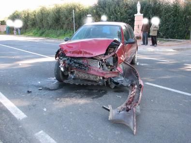 Secondo il Codice della Strada e la Cassazione non fermarsi in caso di incidente, anche se non coivolti in esso, è considerato reato