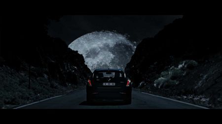 Un frame dello spot Lancia Delta Hard Black -