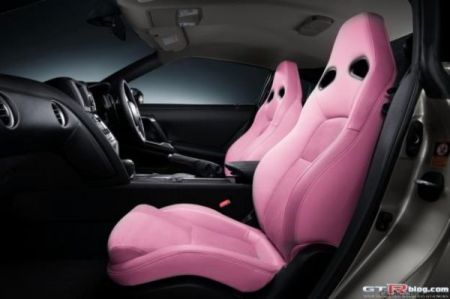 Nissan GT-R - interni rosa