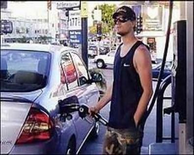 Leonardo Di Caprio omaggiato l'anno scorso di un'auto ibrida rappresentata da una Toyota Prius