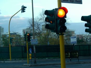 La regolazione degli incroci affidata a semafori controllati da Photored potrebbe essere incostituzionale
