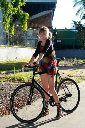 donna in bici