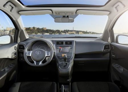 Toyota Verso-S_abitacolo