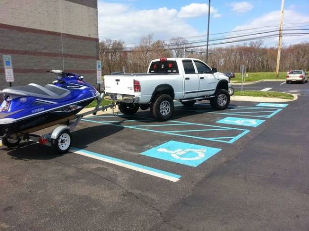 parcheggio america pick-up moto d'acqua