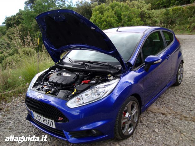 Ford Fiesta ST 2013 con cofano aperto