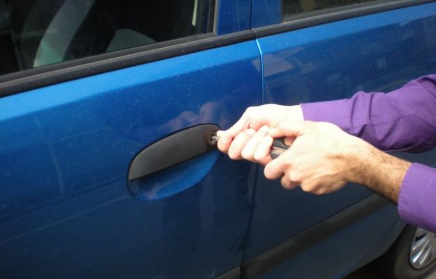 Furto auto alla guida