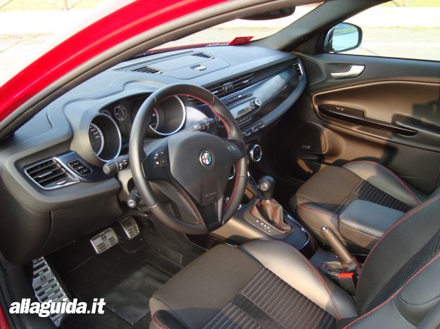 Interni dell'Alfa Romeo Giulietta TCT