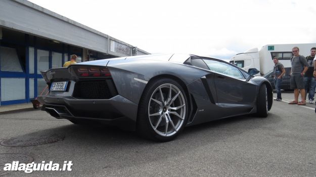 Lamborghini Aventador Roadster prova su strada