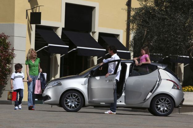 Lancia Ypsilon porte aperte