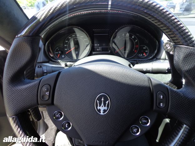 Maserati GranTurismo MC Stradale, volante e cruscotto