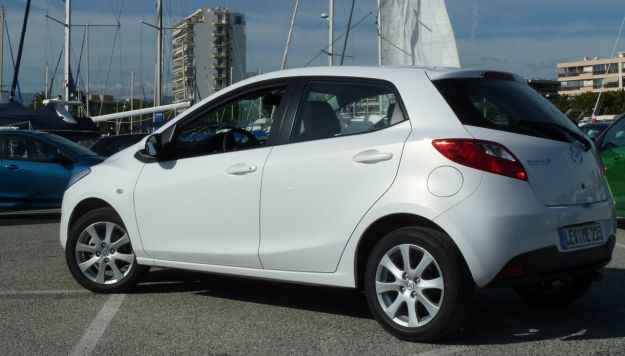 Mazda 2 laterale posteriore bianca