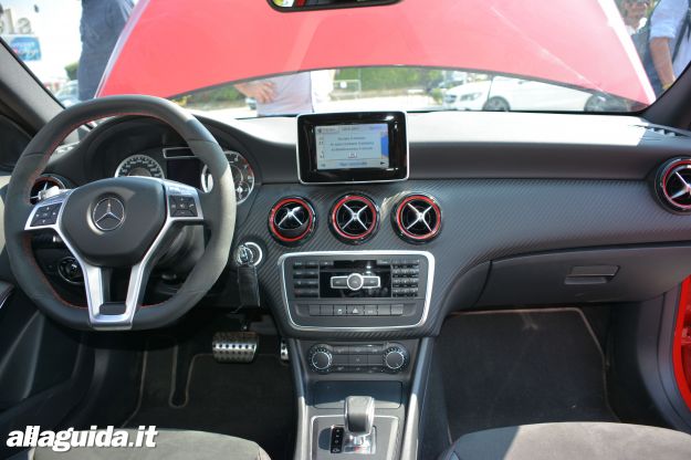 Mercedes A45 AMG interni e plancia