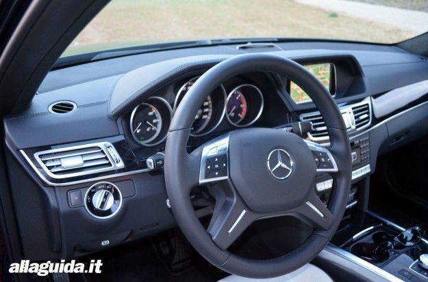 Mercedes Classe E 2013, posto di guida e interni