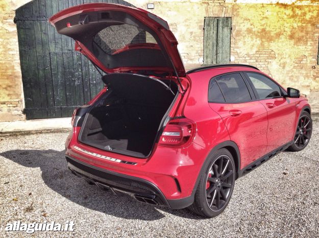 Mercedes GLA 45 AMG dimensioni e bagagliaio