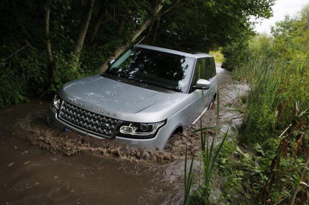 Nuova Range Rover in un guado