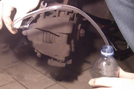 Recuperare liquido freni auto