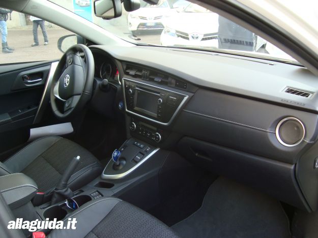 Toyota Auris Hybrid 2013 interni