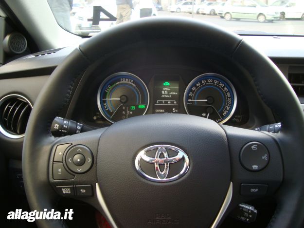 Toyota Auris Hybrid 2013 strumentazione