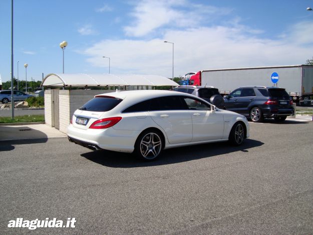 Vista della coda Mercedes CLS 63 AMG Performance