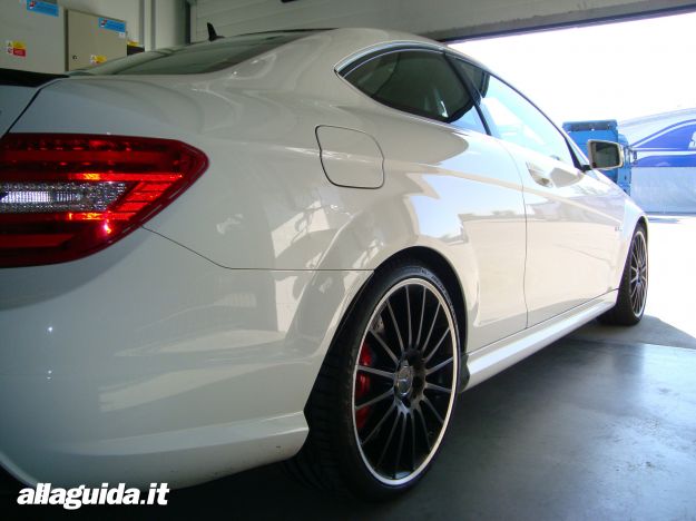 Vista della fiancata Mercedes C63 AMG Performance Coupe