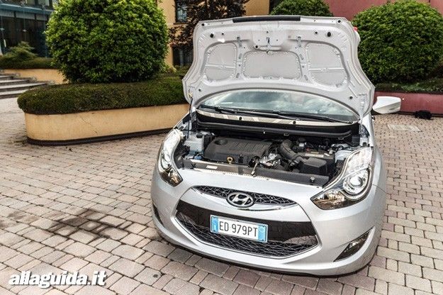 hyundai ix20 frontale con portellone aperto