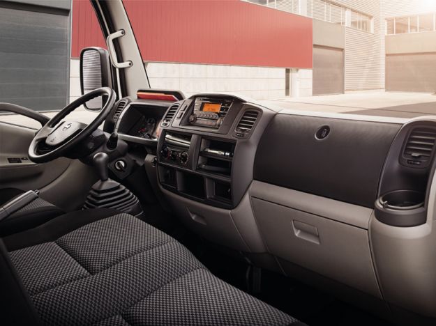 interni del Nissan NT400 Cabstar