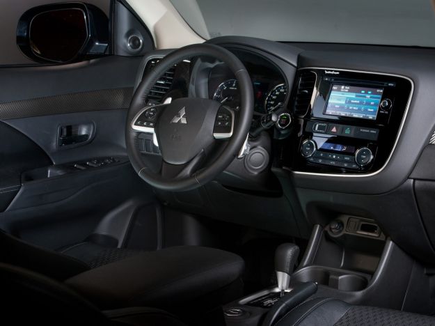 interni di Mitsubishi Outlander MY 2014