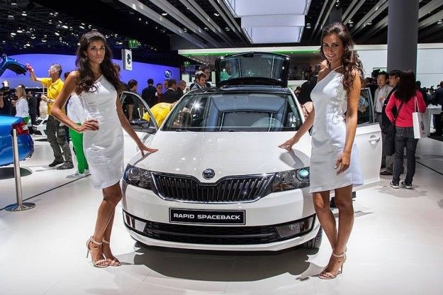 ragazze allo stand skoda al salone di francoforte 2013