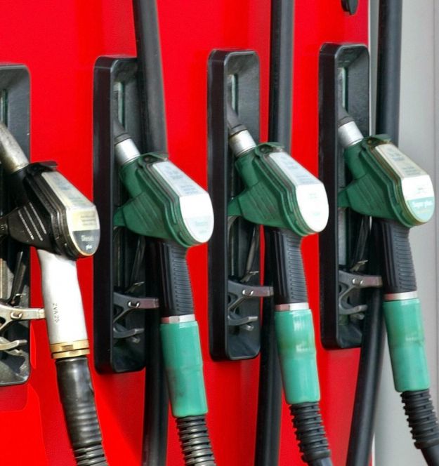Benzina record: verso i 2 euro al litro