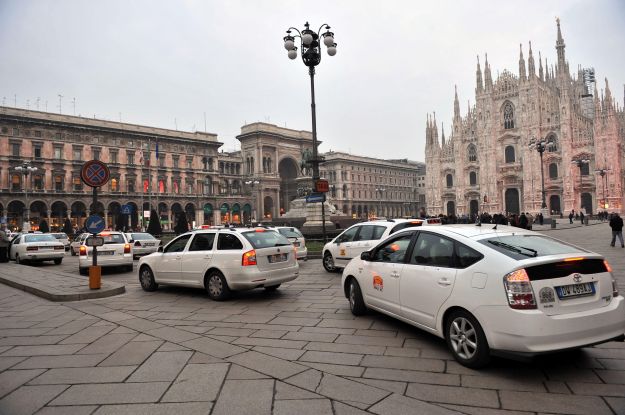 667031 XCRO, FILA, CODA DI TASSISTI ALLA FERMATA DEI TAXI