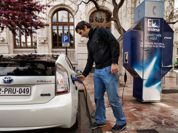 toyota prius plug in_fase di ricarica