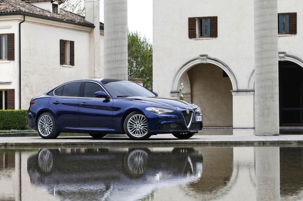 Alfa Romeo Giulia 2017: 2.0 turbo benzina 200 CV e Pack Lusso Noce o Quercia [FOTO]