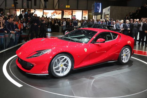 Ferrari 812 Superfast 2017: prezzo, interni, consumi, dati tecnici e caratteristiche [FOTO]