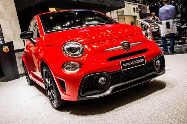 Abarth 595 Pista 2017: prezzo e scheda tecnica della sportiva con lo Scorpione [FOTO]