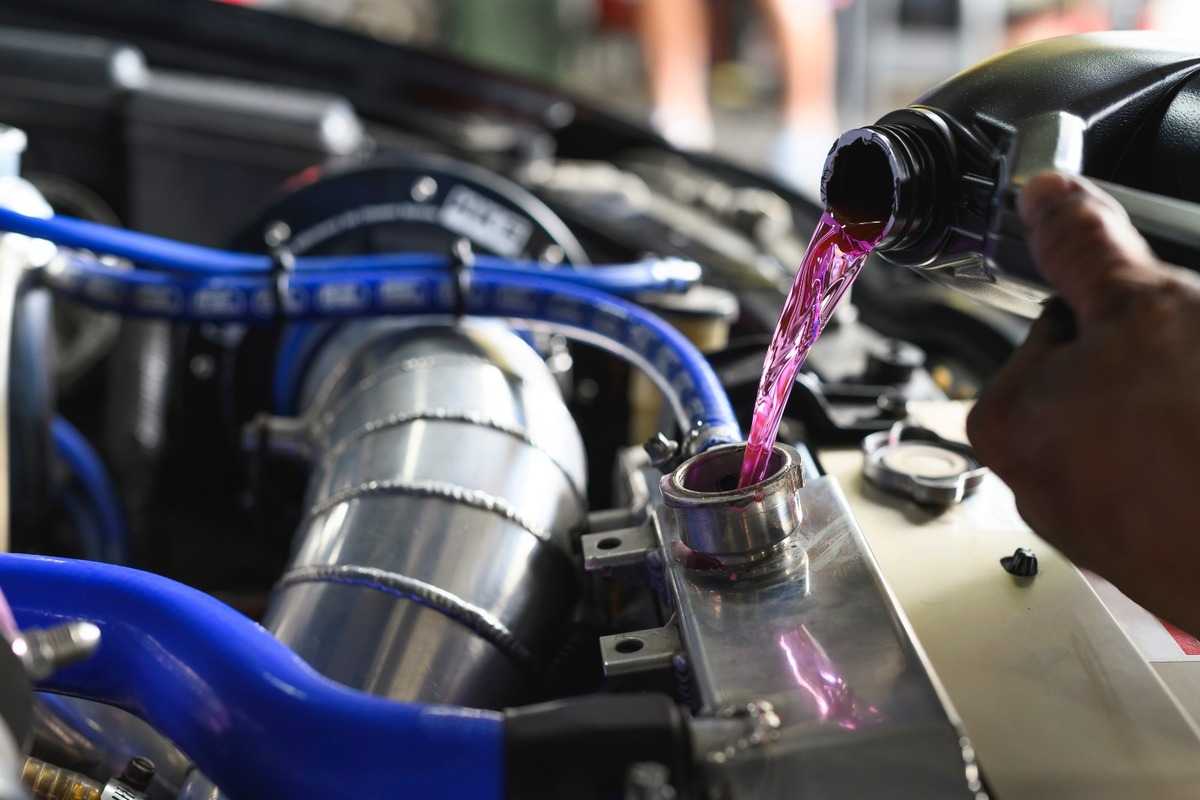 Liquido radiatore auto: cos’è, a cosa serve, quando e come rabboccare o sostituire