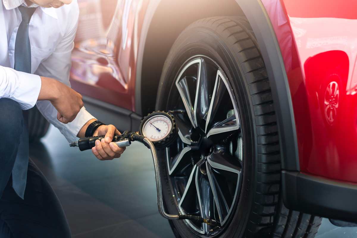 Come controllare la pressione degli pneumatici auto: breve guida