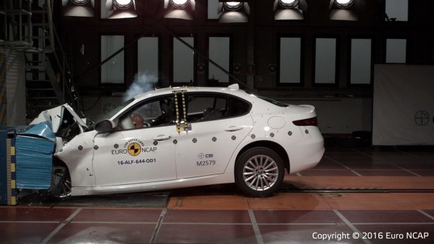 Alfa Romeo Giulia, crash test a cinque stelle: sicurezza al top [FOTO e VIDEO]