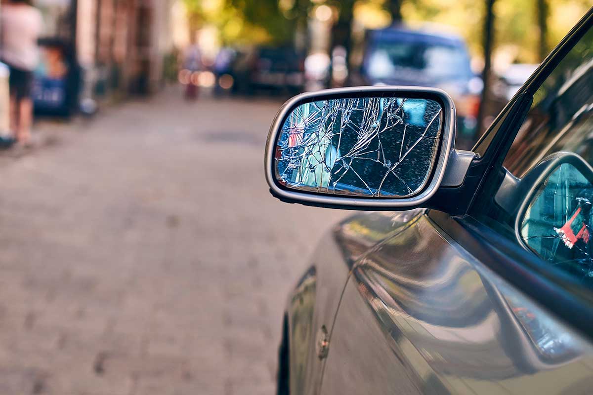 specchio auto rotto