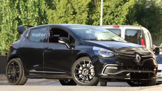 Renault Clio RS 16, foto spia: edizione limitata da 500 esemplari [FOTO]