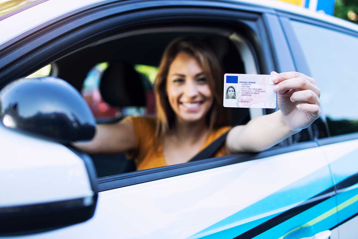 ragazza in auto con patente